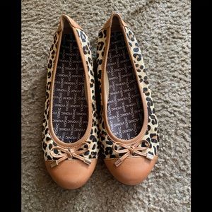 Vionic cheetah print flats size 8.5